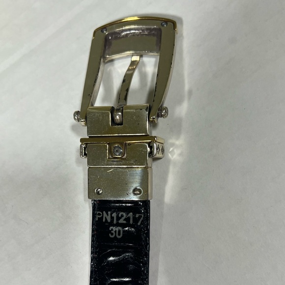 Vintage red leather belt in a faux croc or gator print with silver & gold buckle - Picture 4 of 7